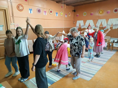 Фото новости:Игровая программа «Путешествие в страну фольклора».